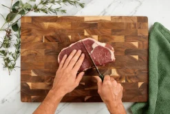 Billot de cuisine Wusaki en bois d'acacia damier 43 x 30,5 x 3,5cm