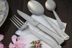 Boîte de 4 couteaux de table Opinel Perpétue tout en acier inox