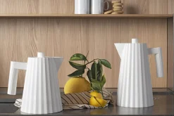 Bouilloire électrique Alessi Plissé blanche design par Michele De Lucchi