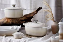 Cocotte ovale en fonte émaillée Le Creuset Signature 29cm Meringue