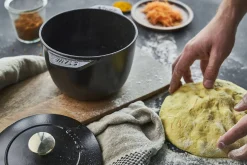 Cocotte à riz et légumineuses Staub Gohan en fonte émaillée noir mat