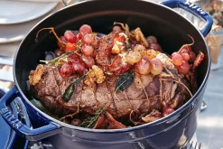 Cocotte Staub ronde en fonte émaillée bleu intense