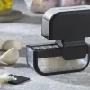 Coupe-ail Microplane noir avec grattoir