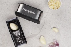 Coupe-ail Microplane noir avec grattoir