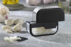 Coupe-ail Microplane noir avec grattoir