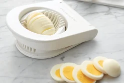 Coupe-oeufs Kitchen Aid en acier inoxydable et polymère blanc