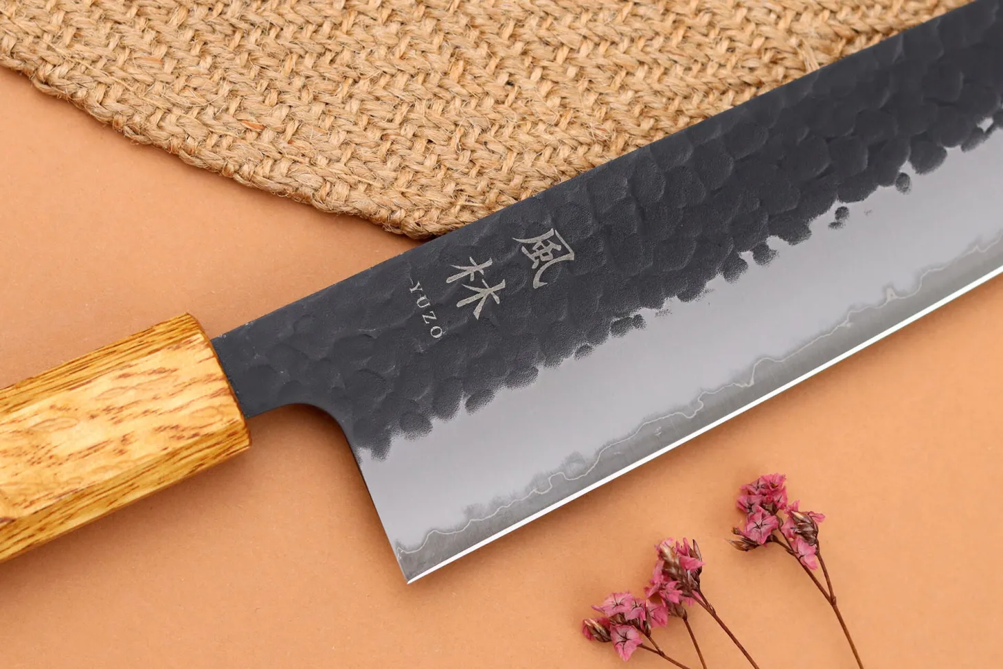 Couteau de chef 24cm japonais artisanal Yuzo Black AS chêne brûlé
