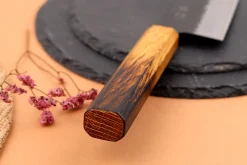 Couteau de chef 24cm japonais artisanal Yuzo Black AS chêne brûlé