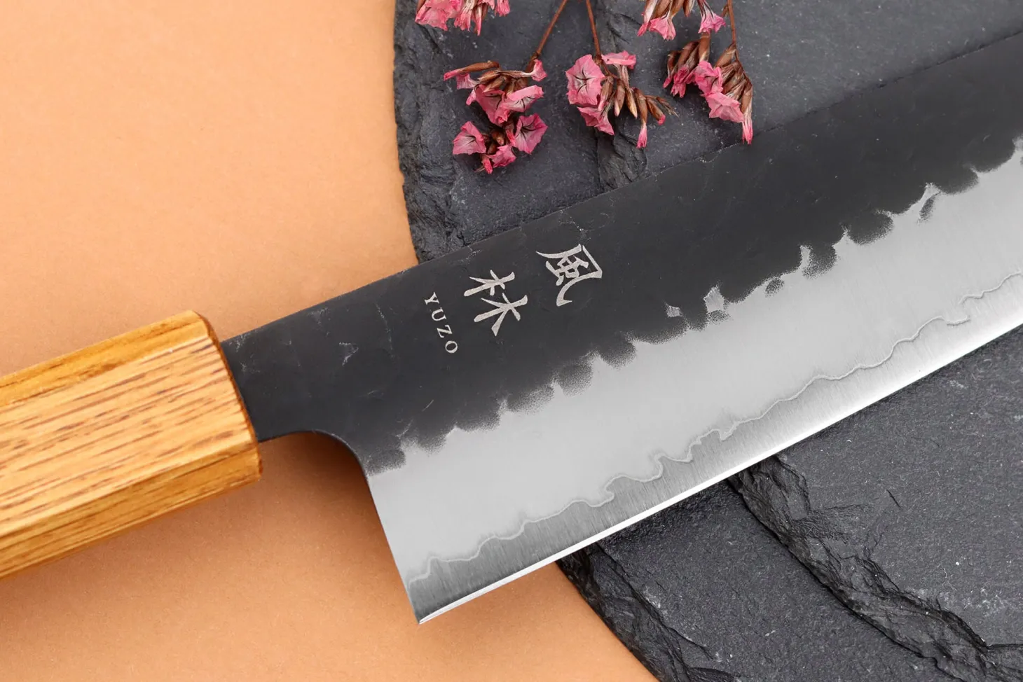 Couteau de chef 18cm japonais artisanal Yuzo Black AS chêne brûlé