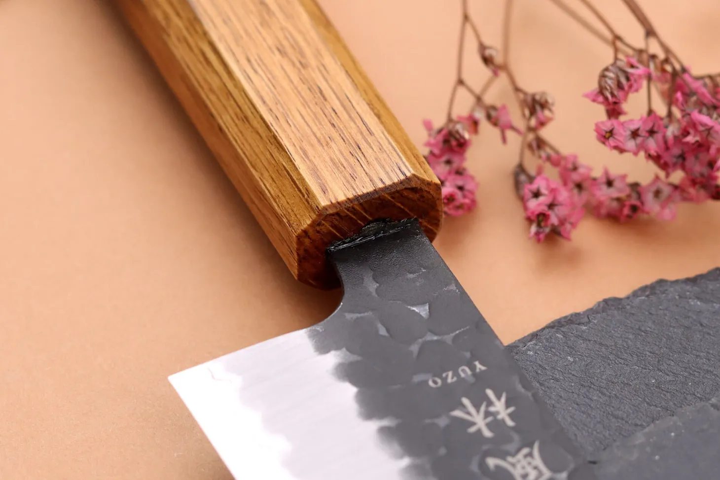 Couteau de chef 18cm japonais artisanal Yuzo Black AS chêne brûlé