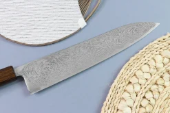 Couteau de chef japonais artisanal Wusaki Unagi AUS10 damas 24cm manche chêne