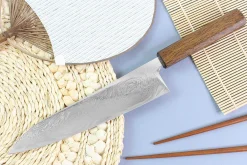 Couteau de chef japonais artisanal Wusaki Unagi AUS10 damas 21cm manche chêne