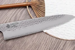 Couteau de chef japonais Kanetsugu Heptagon Uto martelé 20cm