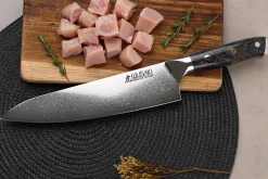 Couteau de chef Wusaki Sakin Damas 10Cr 20cm manche en fibre de carbone et feuille d'or