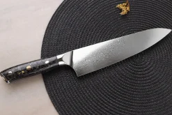 Couteau de chef Wusaki Sakin Damas 10Cr 20cm manche en fibre de carbone et feuille d'or