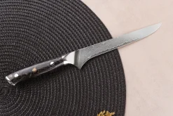 Couteau à désosser Wusaki Sakin Damas 10Cr 15cm manche en fibre de carbone et feuille d'or