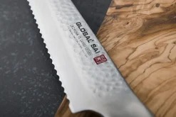 Couteau à pain japonais Global Sai M04 lame martelée 17cm