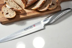 Couteau à pain japonais Global Sai M04 lame martelée 17cm