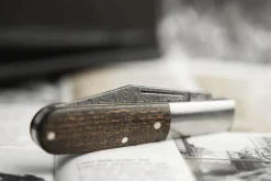 Couteau pliant Böker Barlow M4 Sherman Damas 110038DAM manche en micarta marron et inox 8,8cm + étui feutre