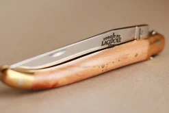 Couteau pliant Forge de Laguiole manche en bois de genévrier 11cm mitres en laiton