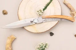Couteau pliant Le Coq Français Chemin de Saint-Jacques artisanal manche bois d'olivier 11,5cm + étui