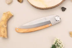 Couteau pliant Le Coq Français Chemin de Saint-Jacques artisanal manche bois d'olivier 11,5cm + étui