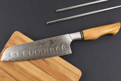 Couteau santoku alvéolé 18cm Ryda Knives ST650 Damas et manche en olivier