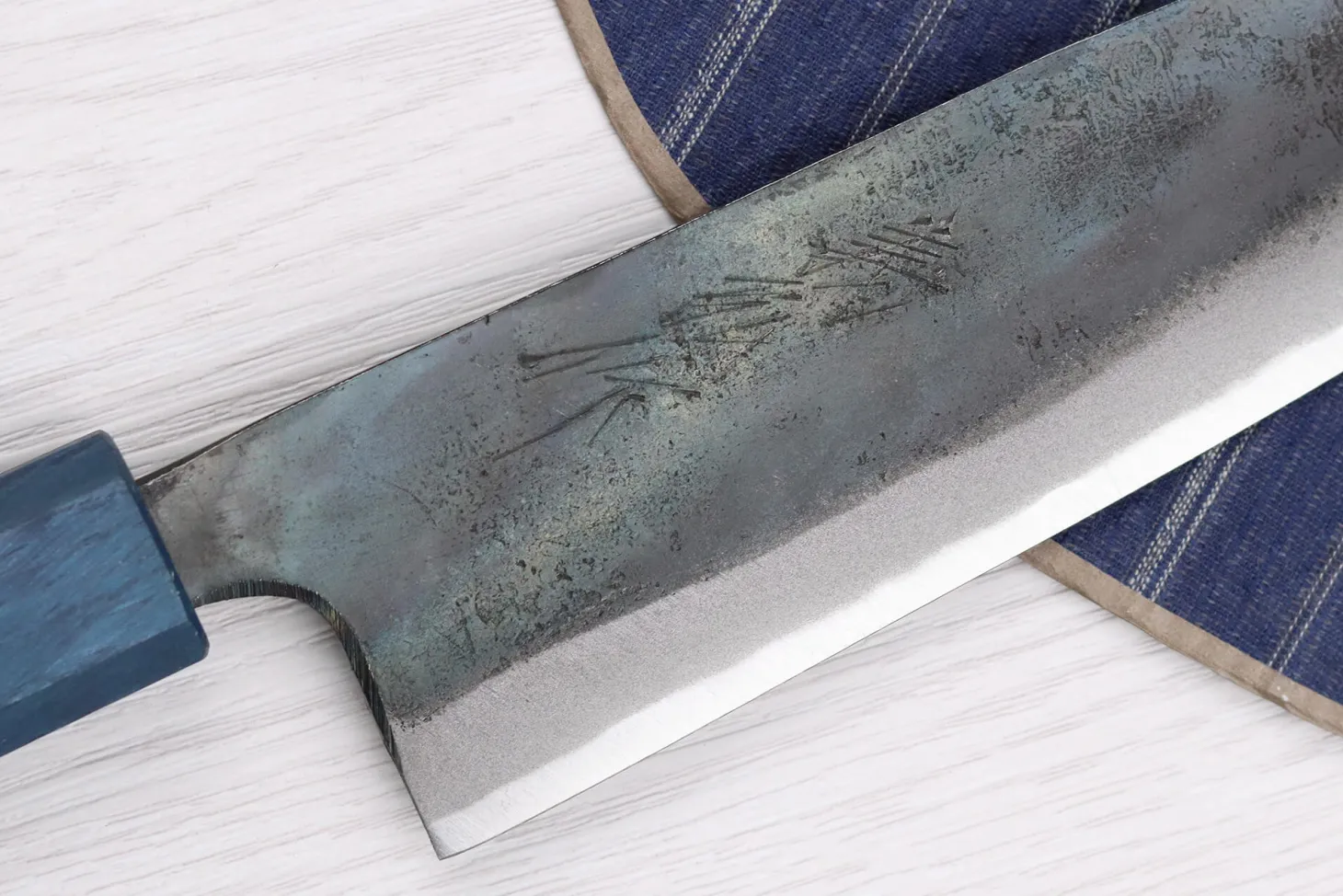 Couteau santoku 16,5cm japonais artisanal Yoshihiro Rugged Black
