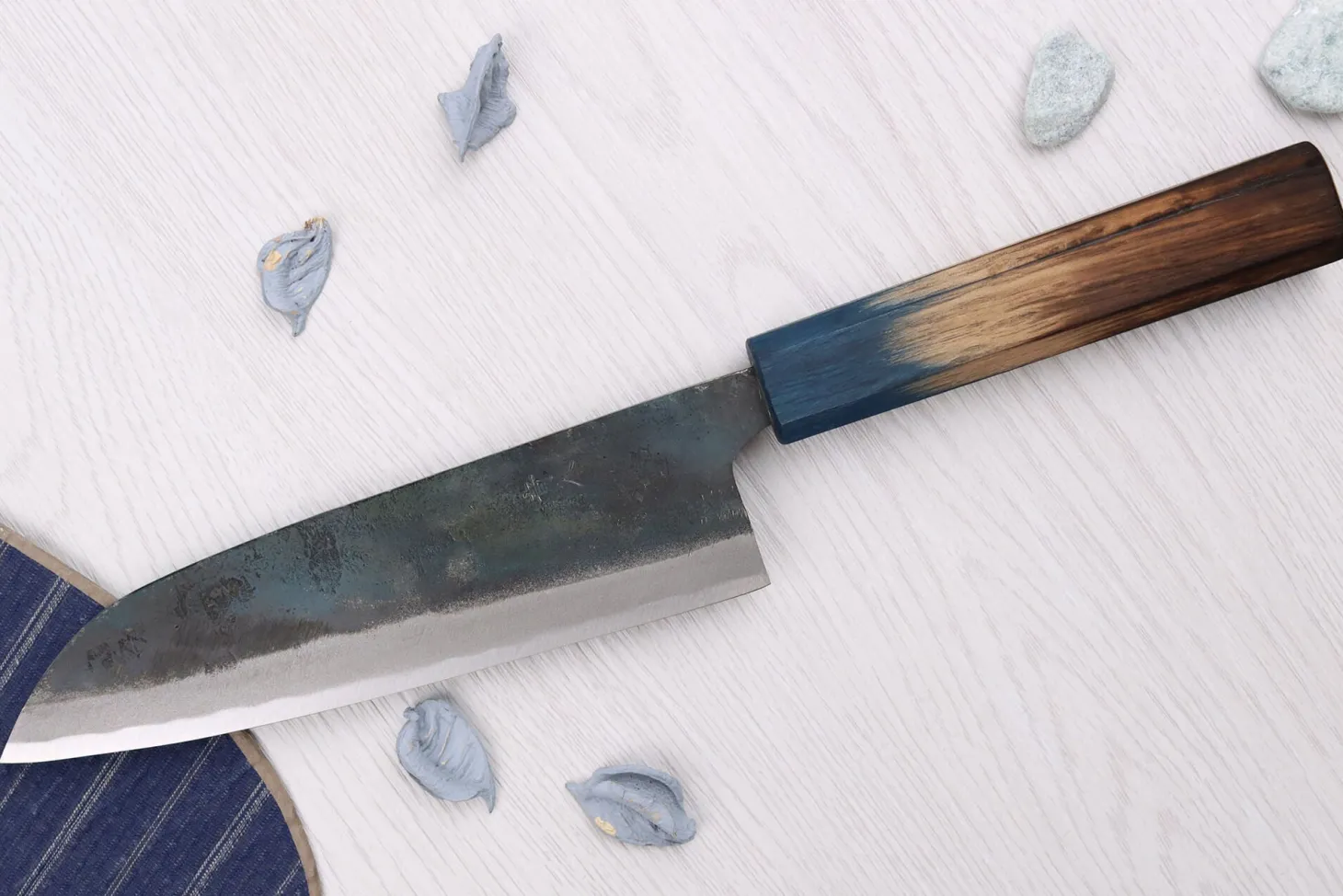 Couteau santoku 16,5cm japonais artisanal Yoshihiro Rugged Black
