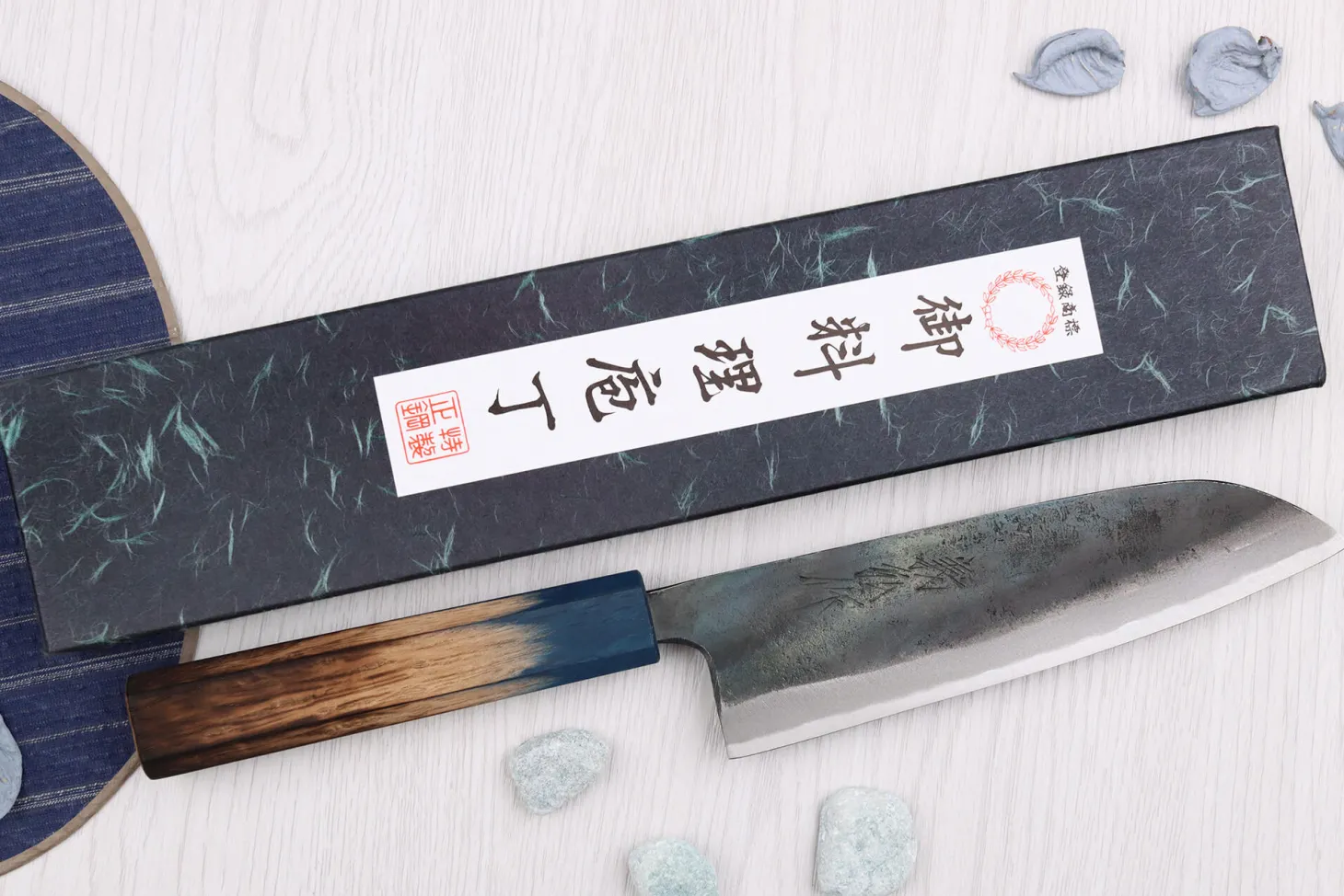 Couteau santoku 16,5cm japonais artisanal Yoshihiro Rugged Black