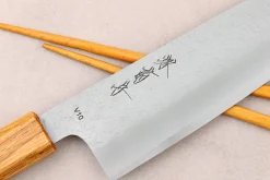 Couteau santoku 16,5cm japonais artisanal Sakai Kikumori TS10 en chêne