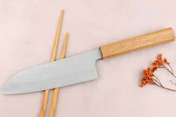 Couteau santoku 16,5cm japonais artisanal Sakai Kikumori TS10 en chêne