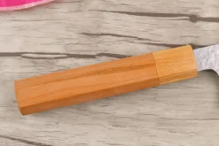Couteau santoku japonais artisanal Makoto Kurosaki Sakura acier SG2 martelé 16.5cm