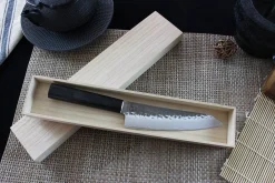 Couteau santoku japonais Shizu Hamono Yamato martelé 18cm manche sombre
