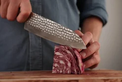 Couteau santoku Kotai lame martelée 18cm manche pakkawood avec fourreau