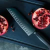 Couteau santoku Wüsthof Performer lame alvéolée 17cm à revêtement noir anti-rayures