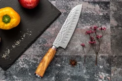 Couteau santoku Wusaki Damas 10Cr alvéolé 18cm manche en olivier