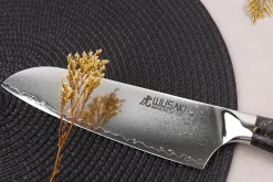 Couteau santoku Wusaki Sakin Damas 10Cr 17cm manche en fibre de carbone et feuille d'or