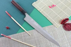 Couteau sujihiki japonais artisanal martelé Yu Kurosaki Shizuku 27cm acier SG2