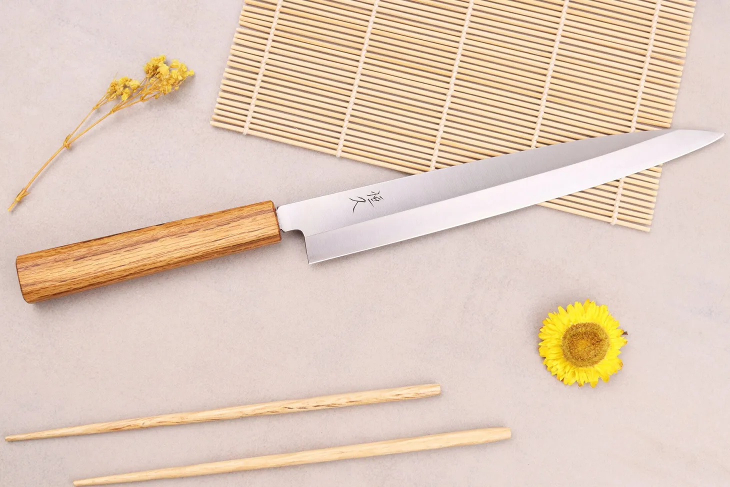 Couteau yanagiba 24cm artisanal japonais Tsunehisa AUS-8 manche en chêne