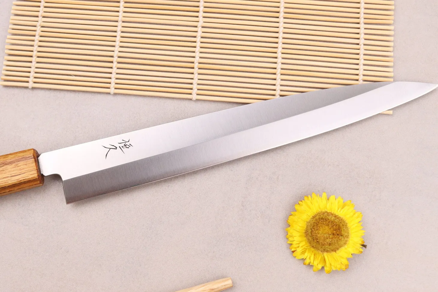 Couteau yanagiba 24cm artisanal japonais Tsunehisa AUS-8 manche en chêne
