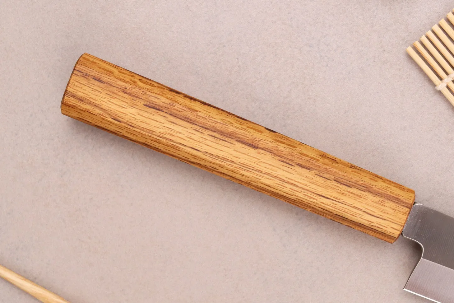 Couteau yanagiba 24cm artisanal japonais Tsunehisa AUS-8 manche en chêne