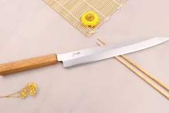 Couteau yanagiba 27cm artisanal japonais Tsunehisa AUS-8 manche en chêne