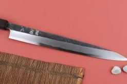 Couteau yanagiba 26cm japonais artisanal Hatsukokoro Shirasagi manche en ébène