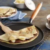 Crêpière en fonte émaillée STAUB noire 28cm manche bois