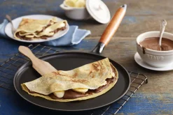Crêpière en fonte émaillée STAUB noire 28cm manche bois