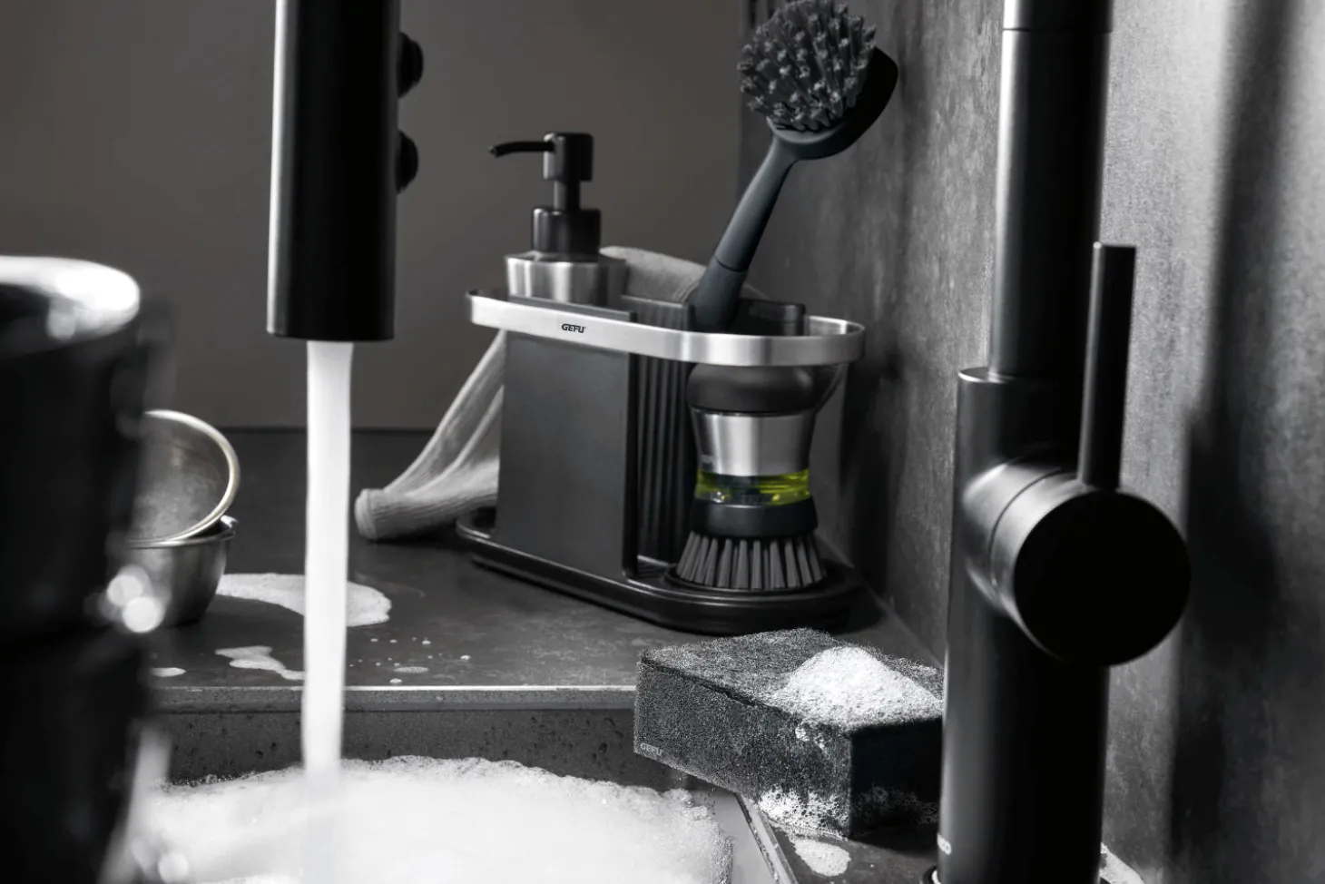 Distributeur de liquide vaisselle Gefu Swift 230ml en inox 18/10