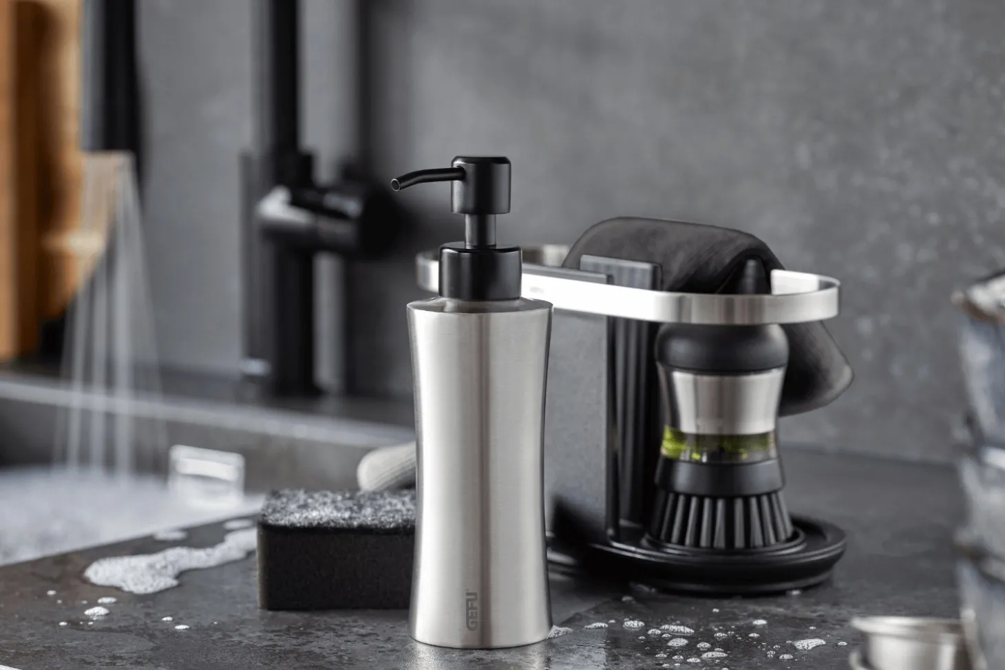 Distributeur de liquide vaisselle Gefu Swift 230ml en inox 18/10