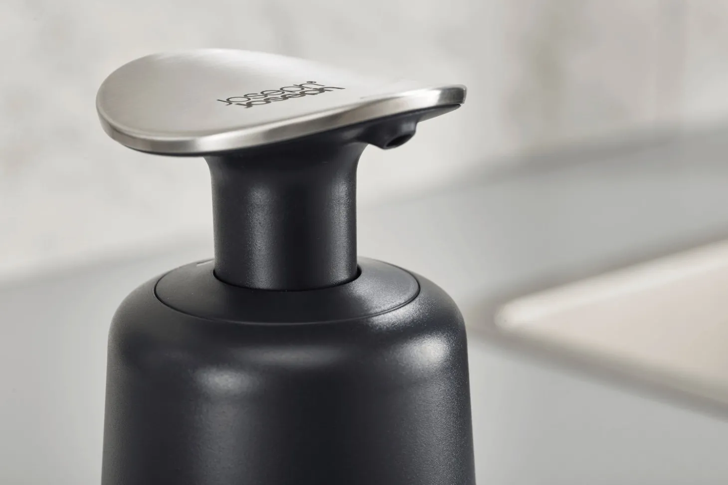 Distributeur de savon Joseph Joseph Presto gris