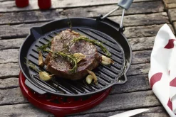 Gril rond Staub 28cm en fonte émaillée noir mat à poignée pliable